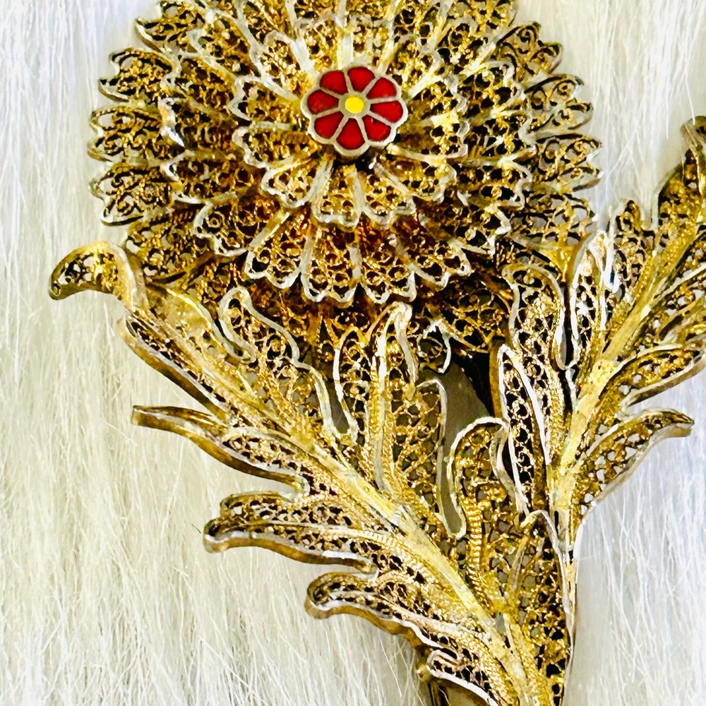 🔥SOLD🔥VINTAGE Intricate Gold Tone Filigree Metalwork Flower Brooch - Picture 3 of 7